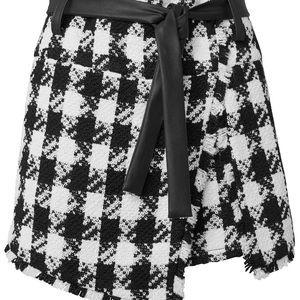 New never before worn houndstooth skirt from Venus. Black & White. Size 12.